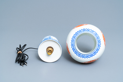 Une lanterne en porcelaine de Chine coquille d'oeuf &agrave; d&eacute;cor de dragons, R&eacute;publique