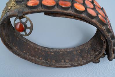 Une ceinture de marriage en cuir incrust&eacute; de cabochons en cornaline et de plaques en laiton, les Balkans, 18/19&egrave;me