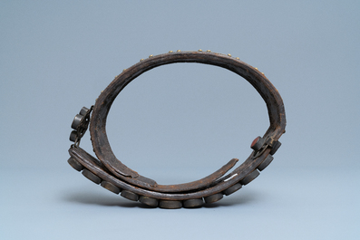Une ceinture de marriage en cuir incrust&eacute; de cabochons en cornaline et de plaques en laiton, les Balkans, 18/19&egrave;me