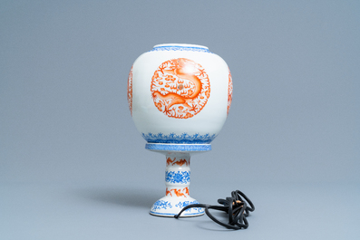 Une lanterne en porcelaine de Chine coquille d'oeuf &agrave; d&eacute;cor de dragons, R&eacute;publique