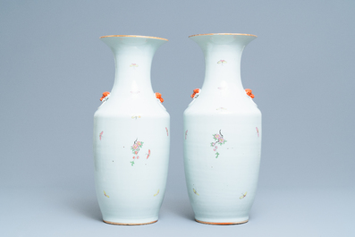 Une paire de vases en porcelaine de Chine famille rose, 19/20&egrave;me