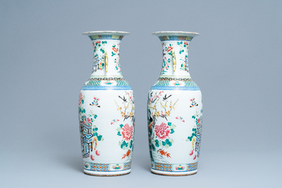 Een paar Chinese famille rose vazen, 19e eeuw