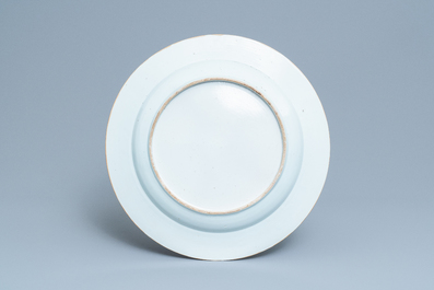 Un plat armori&eacute; en porcelaine de Chine famille rose pour le march&eacute; europ&eacute;en, Yongzheng/Qianlong