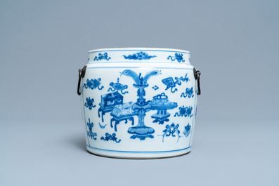 A Chinese blue and white bowl with antiquities design, Kangxi