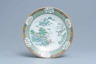 Une paire de plats en porcelaine de Chine famille verte de Canton, 19&egrave;me