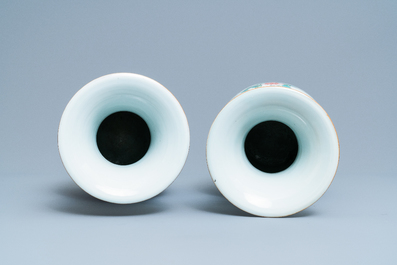 Une paire de vases en porcelaine de Chine famille rose &agrave; double d&eacute;cor, 19/20&egrave;me