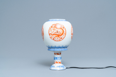 Une lanterne en porcelaine de Chine coquille d'oeuf &agrave; d&eacute;cor de dragons, R&eacute;publique