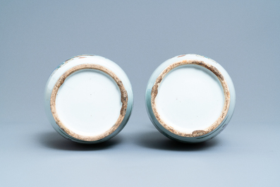 Une paire de vases en porcelaine de Chine famille rose &agrave; double d&eacute;cor, 19/20&egrave;me
