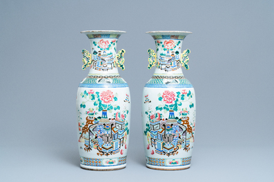 Een paar Chinese famille rose vazen, 19e eeuw