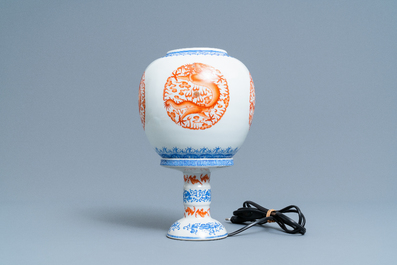 Une lanterne en porcelaine de Chine coquille d'oeuf &agrave; d&eacute;cor de dragons, R&eacute;publique