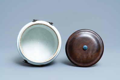 A Chinese blue and white bowl with antiquities design, Kangxi