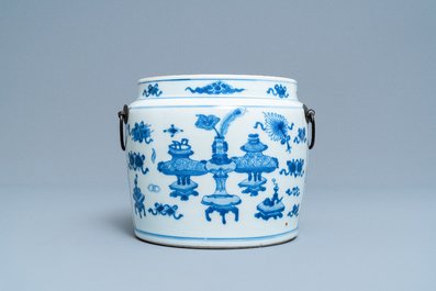 A Chinese blue and white bowl with antiquities design, Kangxi