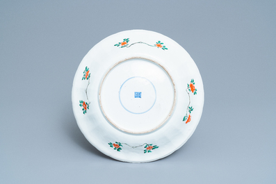 Une paire de plats en porcelaine de Chine famille verte, Kangxi