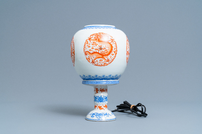 Une lanterne en porcelaine de Chine coquille d'oeuf &agrave; d&eacute;cor de dragons, R&eacute;publique