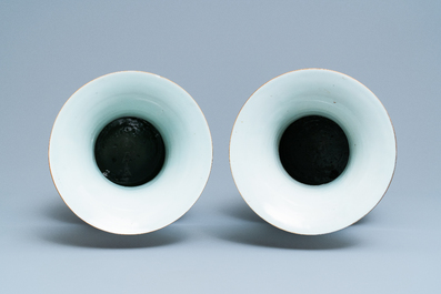 Une paire de vases en porcelaine de Chine famille rose, 19/20&egrave;me