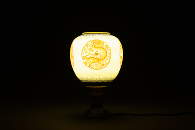 Une lanterne en porcelaine de Chine coquille d'oeuf &agrave; d&eacute;cor de dragons, R&eacute;publique