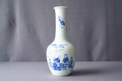 A Chinese blue and white bottle vase with go-players, 19/20th C.