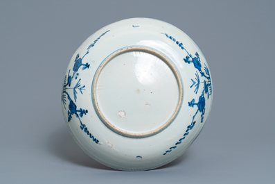 Een Chinese blauw-witte 'Drie vrienden van de winter' schotel, Jiajing