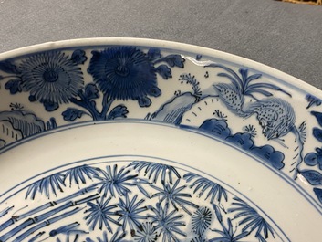 Een Chinese blauw-witte 'Drie vrienden van de winter' schotel, Jiajing