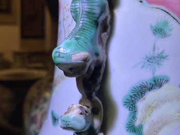 Deux vases en porcelaine de Chine famille rose, 19&egrave;me