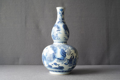 A Chinese blue and white double gourd vase, Transitional period