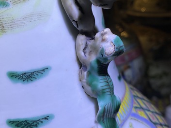 Deux vases en porcelaine de Chine famille rose, 19&egrave;me
