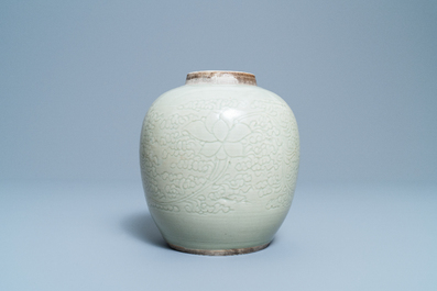Un pot en porcelaine de Chine c&eacute;ladon monochrome &agrave; d&eacute;cor incis&eacute; de lotus, Kangxi