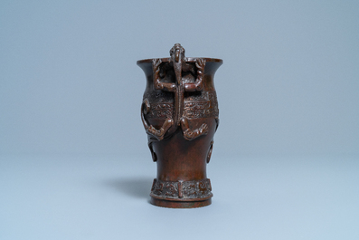 Un vase en bronze aux anses en forme de dragons, Ming
