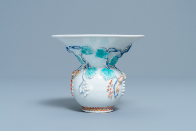 Un crachoir en porcelaine de Chine &agrave; d&eacute;cor en relief d'&eacute;cureuils, Yongzheng