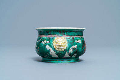 Un br&ucirc;le-parfum en biscuit &eacute;maill&eacute; verte &agrave; d&eacute;cor de chevaux, Chine, Kangxi