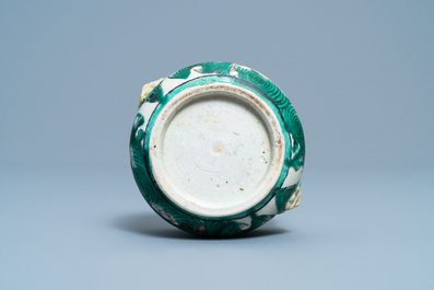 Un br&ucirc;le-parfum en biscuit &eacute;maill&eacute; verte &agrave; d&eacute;cor de chevaux, Chine, Kangxi