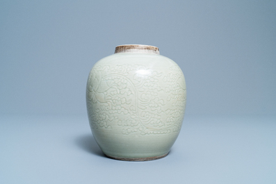 Un pot en porcelaine de Chine c&eacute;ladon monochrome &agrave; d&eacute;cor incis&eacute; de lotus, Kangxi