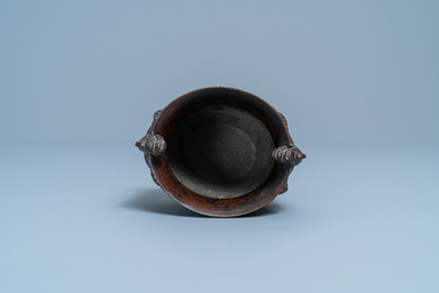 Un vase en bronze aux anses en forme de dragons, Ming