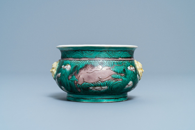 Un br&ucirc;le-parfum en biscuit &eacute;maill&eacute; verte &agrave; d&eacute;cor de chevaux, Chine, Kangxi
