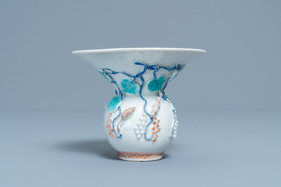 Un crachoir en porcelaine de Chine &agrave; d&eacute;cor en relief d'&eacute;cureuils, Yongzheng