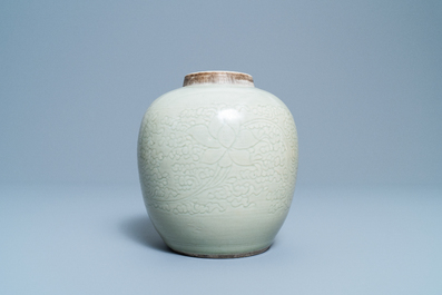 Un pot en porcelaine de Chine c&eacute;ladon monochrome &agrave; d&eacute;cor incis&eacute; de lotus, Kangxi