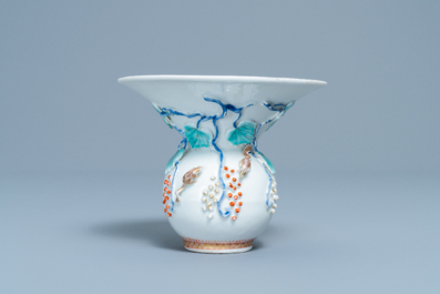 Un crachoir en porcelaine de Chine &agrave; d&eacute;cor en relief d'&eacute;cureuils, Yongzheng