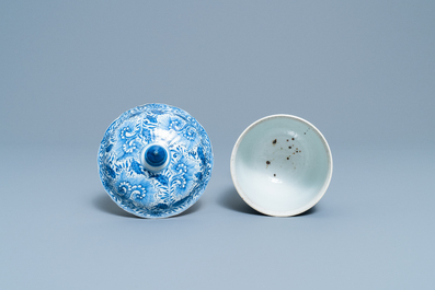 Een Chinese blauw-witte dekselbeker met floraal decor, Kangxi