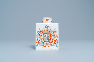 Une bo&icirc;te &agrave; th&eacute; en porcelaine de Chine famille verte aux armes d'Ataide pour le march&eacute; portugais, Kangxi