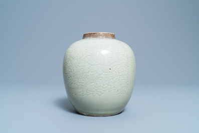 Un pot en porcelaine de Chine c&eacute;ladon monochrome &agrave; d&eacute;cor incis&eacute; de lotus, Kangxi