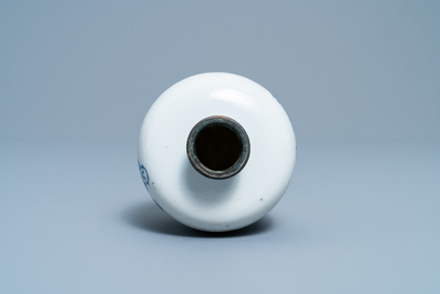 A Chinese blue and white Vietnamese market 'Bleu de Hue' vase, 19th C.