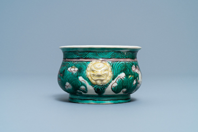 Un br&ucirc;le-parfum en biscuit &eacute;maill&eacute; verte &agrave; d&eacute;cor de chevaux, Chine, Kangxi