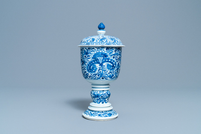 Een Chinese blauw-witte dekselbeker met floraal decor, Kangxi
