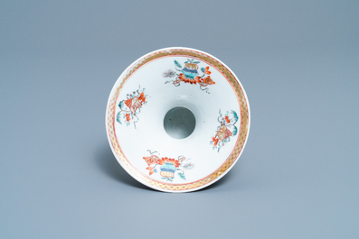 Un crachoir en porcelaine de Chine &agrave; d&eacute;cor en relief d'&eacute;cureuils, Yongzheng