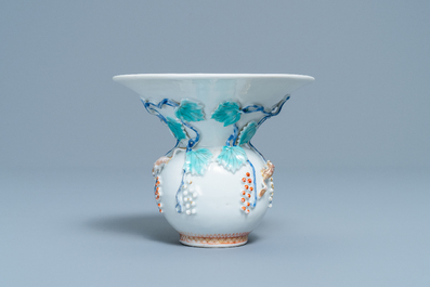 Un crachoir en porcelaine de Chine &agrave; d&eacute;cor en relief d'&eacute;cureuils, Yongzheng
