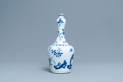 Un vase de forme bouteille en porcelaine de Chine en bleu et blanc, &eacute;poque Transition