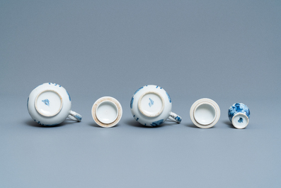 Une paire de verseuses couvertes et un vase miniature en porcelaine de Chine en bleu et blanc, Kangxi