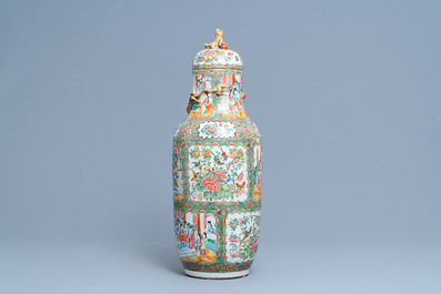 Un vase couvert en porcelaine de Chine famille rose de Canton, 19&egrave;me