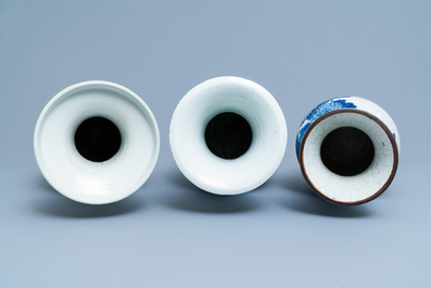 Trois vases en porcelaine de Chine en bleu et blanc, 19&egrave;me