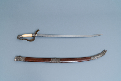 Une &eacute;p&eacute;e en argent, bois tie li mu et os, Chine, 19&egrave;me